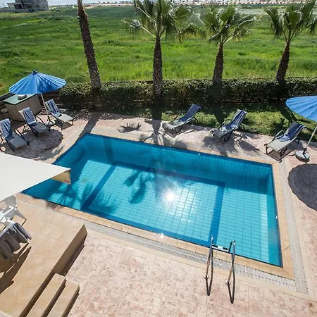 Beautiful 5 Star Holiday In A Prime Location In Sotira, Book Early To Secure Your Dates, Sotira 1303 别墅